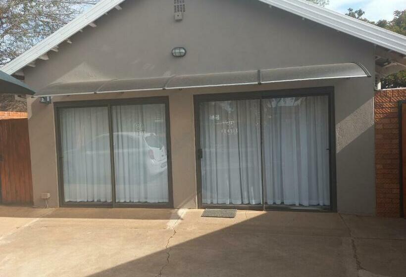 פנסיון Cronin Luxury Accommodation Room 1