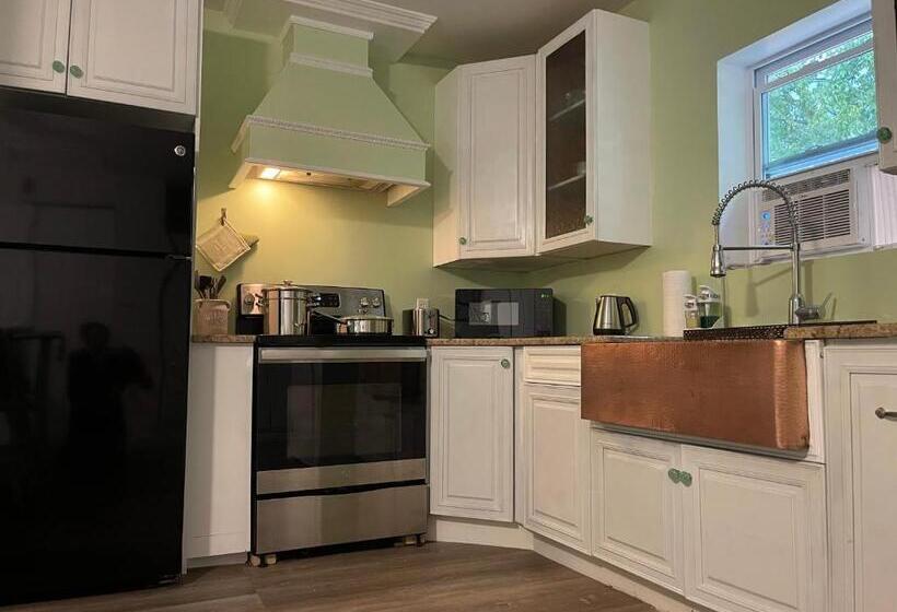 膳宿费 White Rock Studio