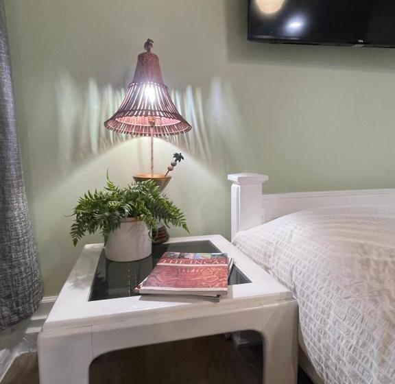 膳宿费 White Rock Studio