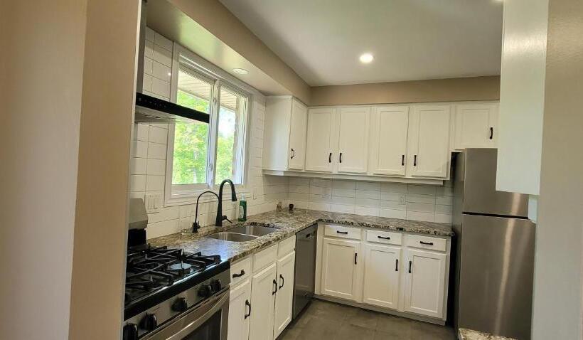 Bed and Breakfast Niagara Falls Villa With Private Pool, Hottub, Water View And Breakfast