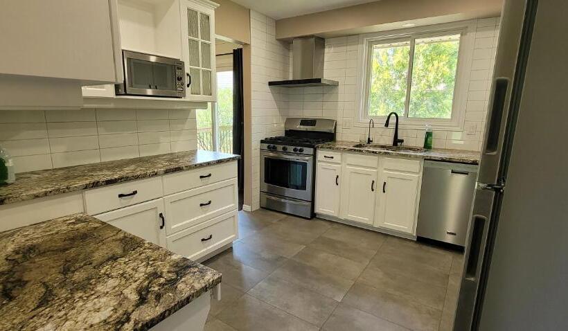 Bed and Breakfast Niagara Falls Villa With Private Pool, Hottub, Water View And Breakfast