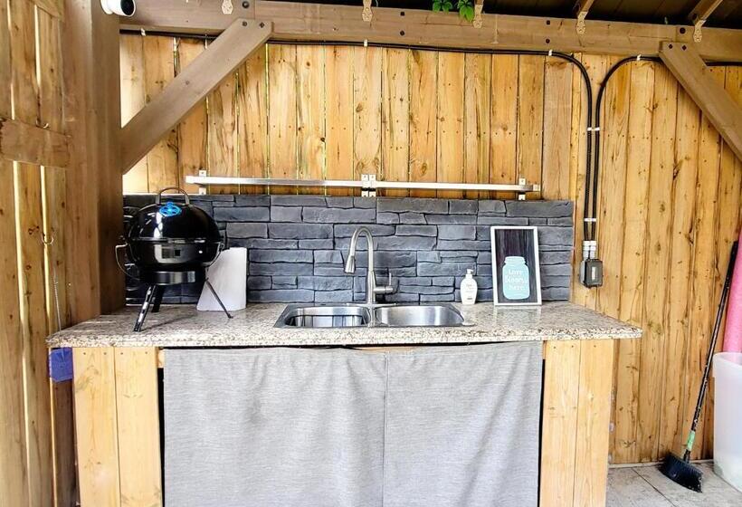 Bed and Breakfast Niagara Falls Villa With Private Pool, Hottub, Water View And Breakfast