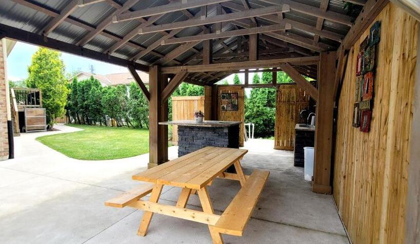 Bed and Breakfast Niagara Falls Villa With Private Pool, Hottub, Water View And Breakfast