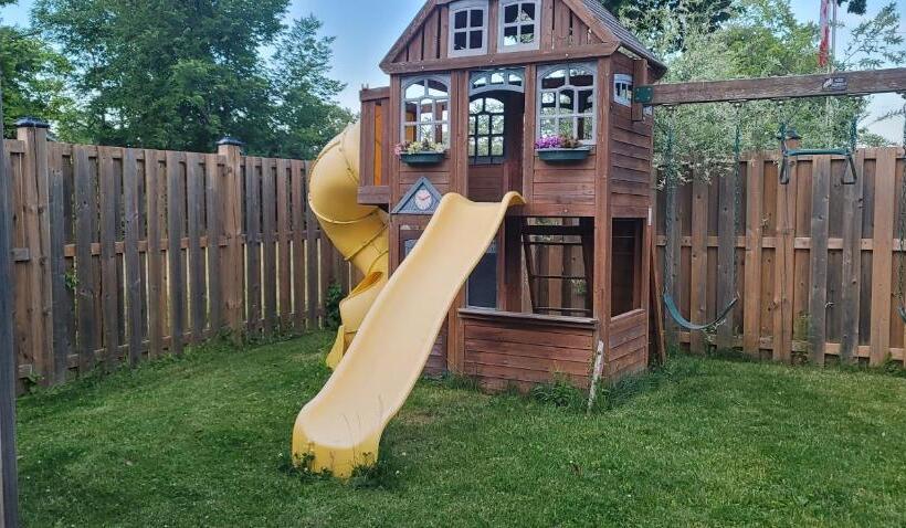 Bed and Breakfast Niagara Falls Villa With Private Pool, Hottub, Water View And Breakfast