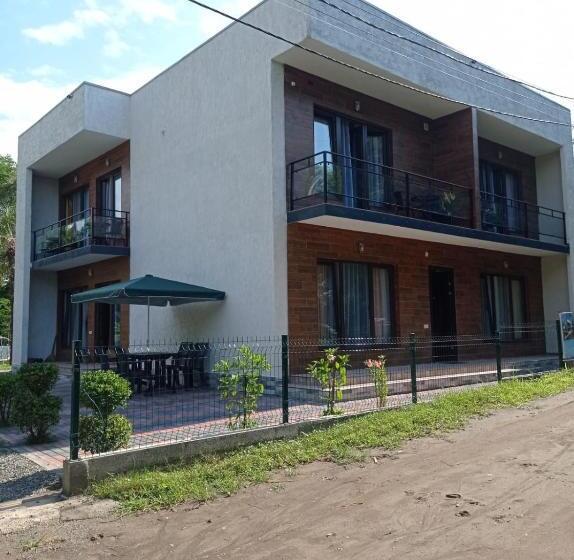 پانسیون Leoni