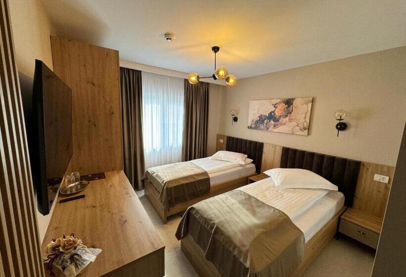 Pensiune Restaurant Pizzerie 2 Păuni