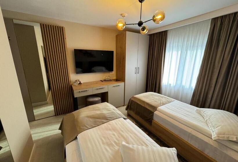 Pensiune Restaurant Pizzerie 2 Păuni