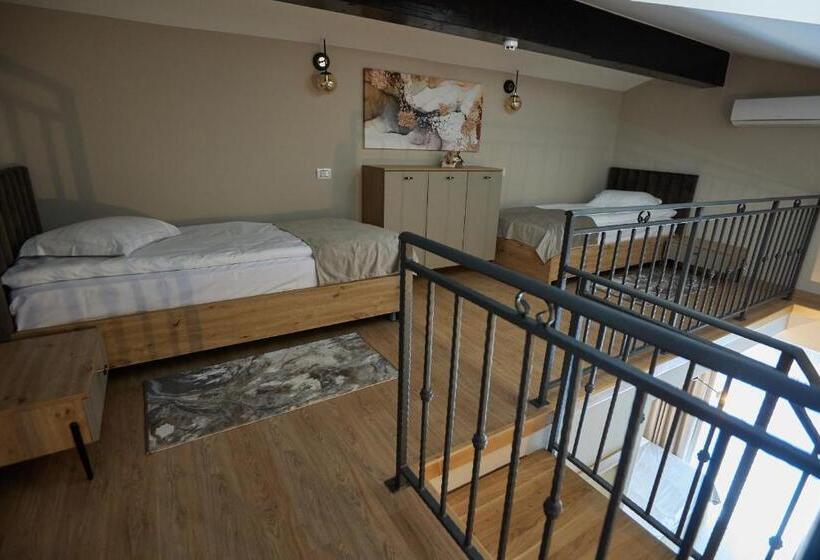 Pensiune Restaurant Pizzerie 2 Păuni