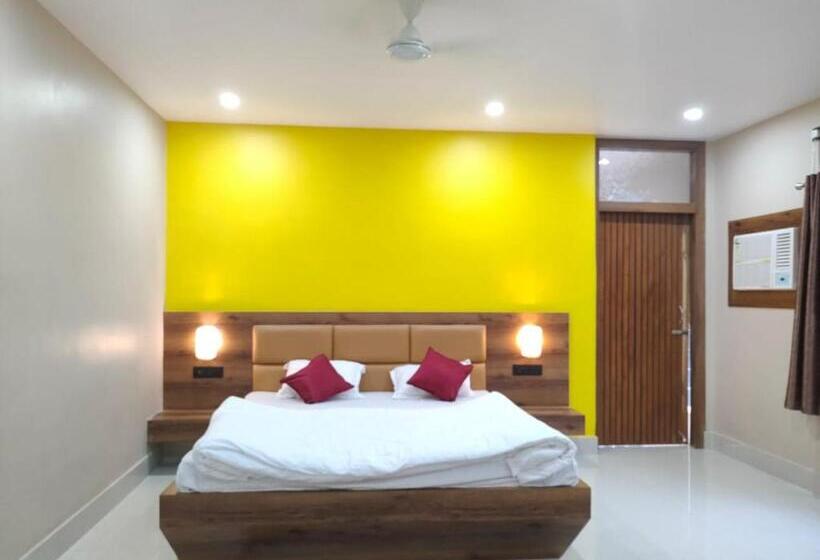 호텔 Vaishnavi Near Baba Dham Temple