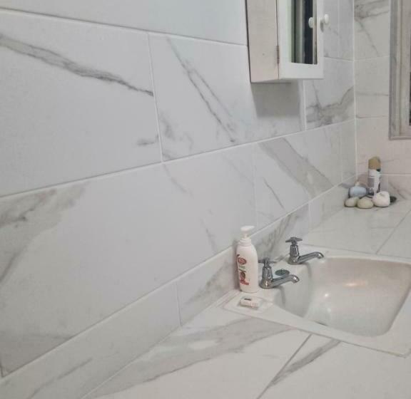 צימר Margate Home Feeling Guesthouse House