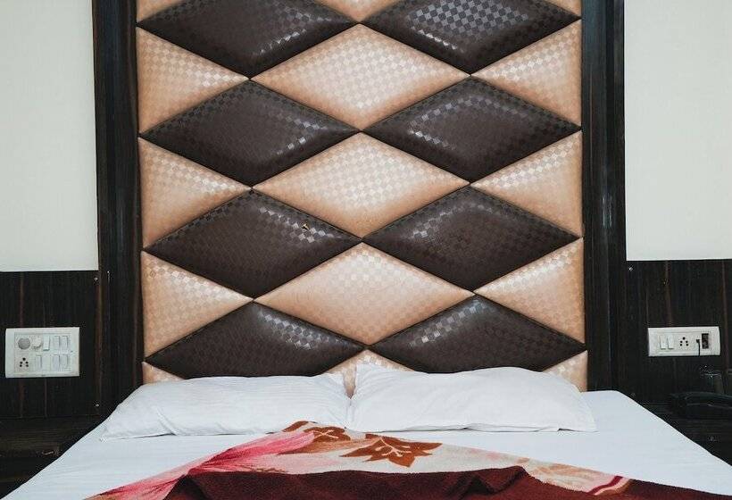 Отель A V International