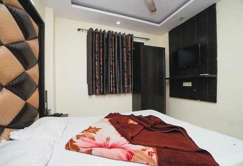 Отель A V International