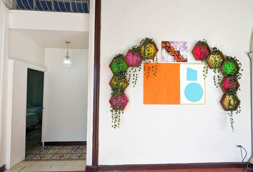 펜션 Del Tingo Al Tango Hostal