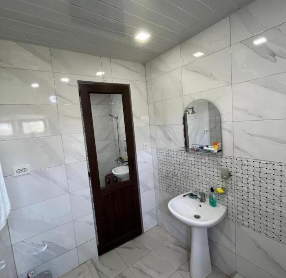 پانسیون Guesthouse Kvara Mukhuri