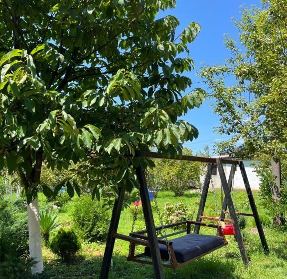 پانسیون Guesthouse Kvara Mukhuri