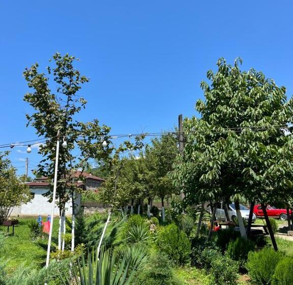 پانسیون Guesthouse Kvara Mukhuri