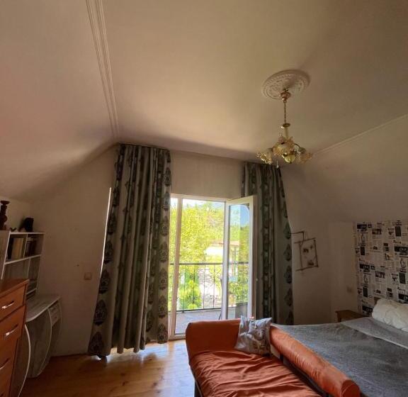 پانسیون Guesthouse Kvara Mukhuri