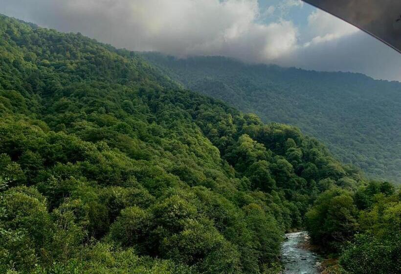 پانسیون Guesthouse Kvara Mukhuri