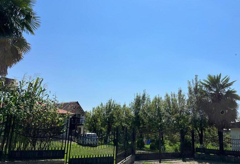 پانسیون Guesthouse Kvara Mukhuri