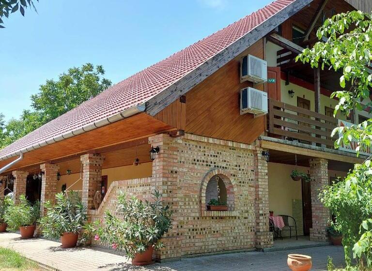 ペンション Pipacs Vendégház