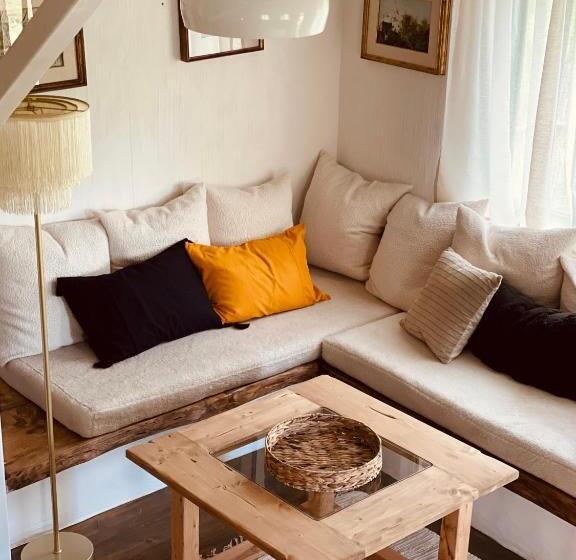 ベッドアンドブレックファースト Inside, The Village Atelier