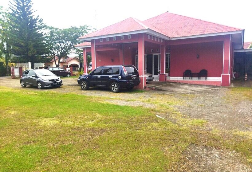 בית מלון כפרי Oyo 92775 Wisma Phinisi Syariah