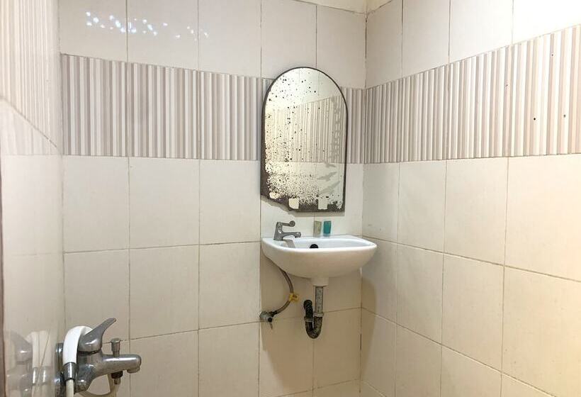 בית מלון כפרי Oyo 92775 Wisma Phinisi Syariah