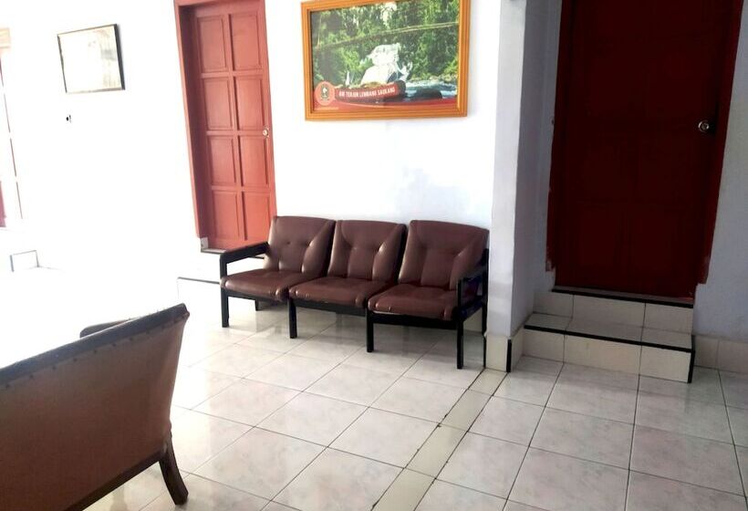 בית מלון כפרי Oyo 92775 Wisma Phinisi Syariah