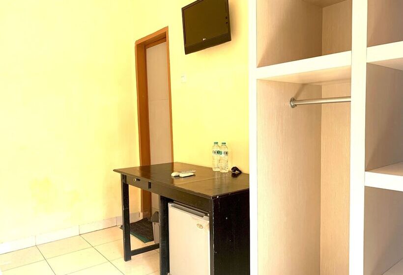 בית מלון כפרי Oyo 92775 Wisma Phinisi Syariah