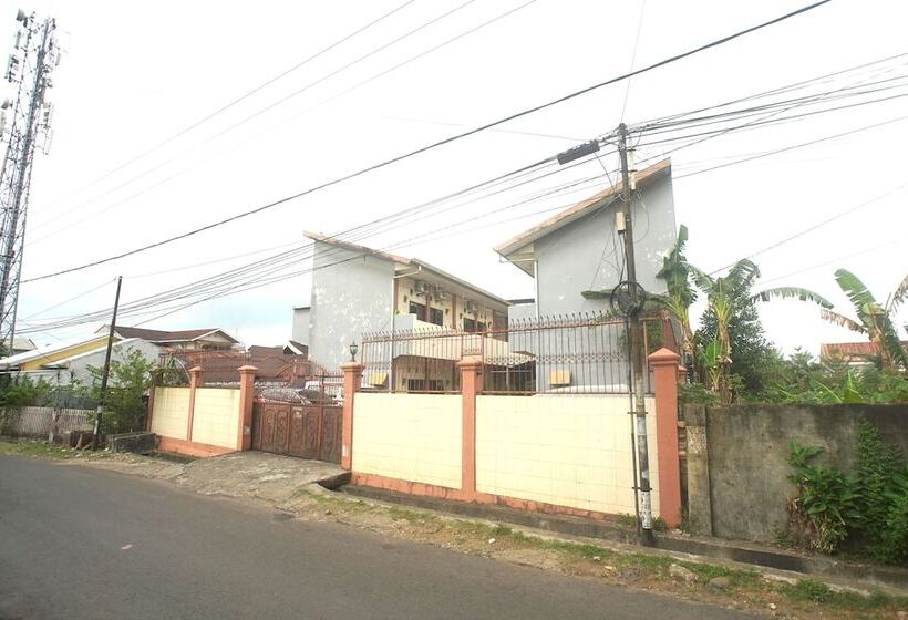 בית מלון כפרי Oyo 92783 Wisma Bunda Syariah