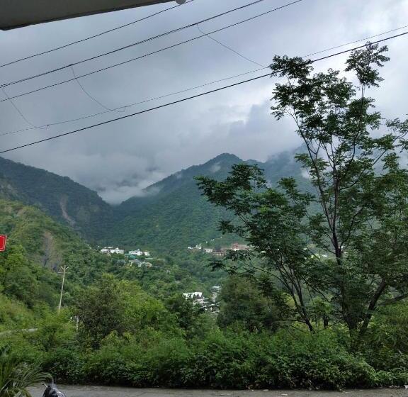 Отель Oyo Komfy Stayz