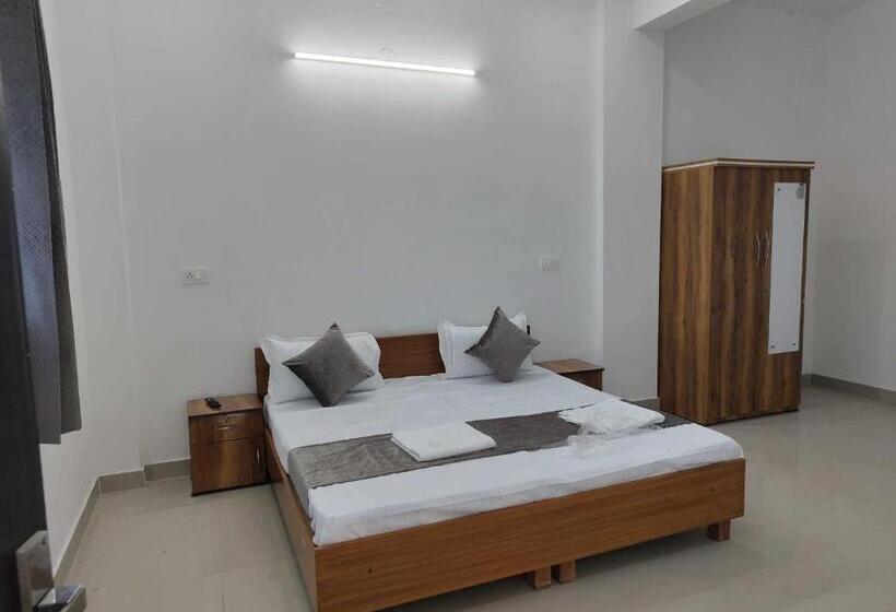 Отель Oyo Komfy Stayz