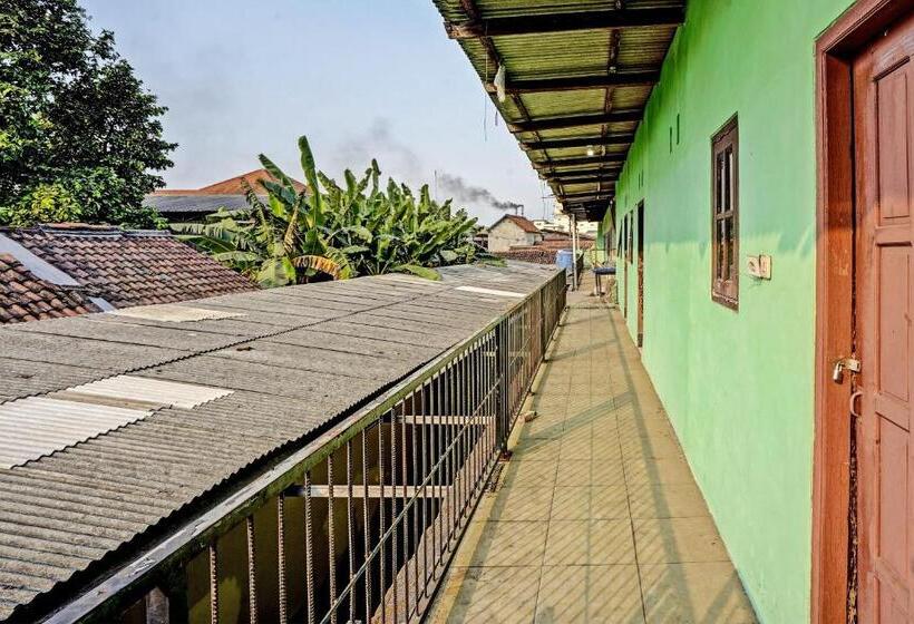 Szálloda Spot On 92727 Lestari Syariah