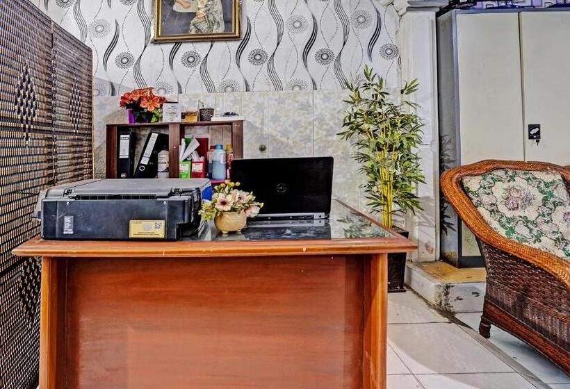 Szálloda Spot On 92727 Lestari Syariah