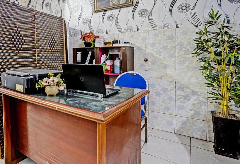 Szálloda Spot On 92727 Lestari Syariah