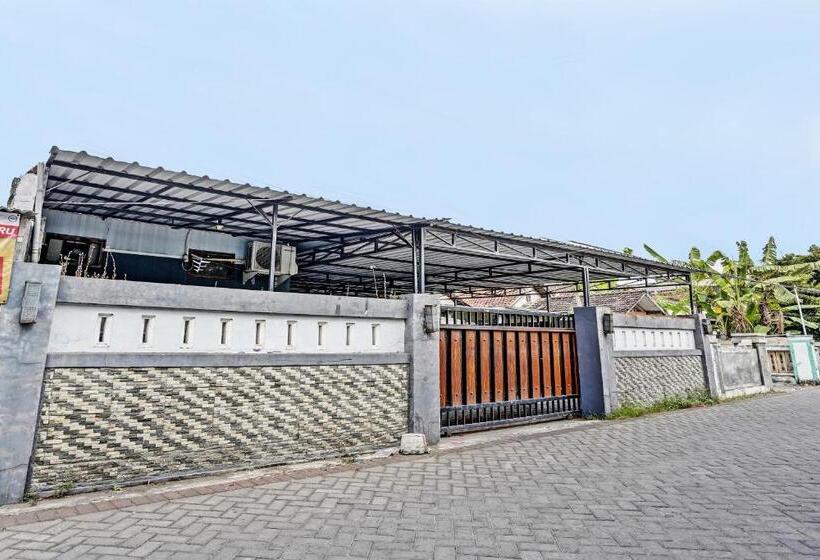 Szálloda Spot On 92727 Lestari Syariah