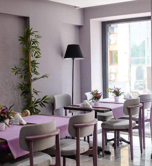 ホテル The Royals