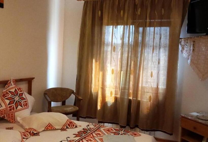 بنسيون Casa Adela