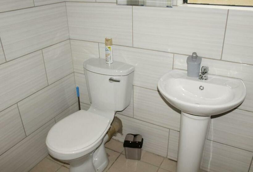 פנסיון Emperor Lodge And Tours