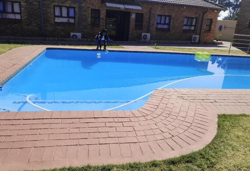 פנסיון Emperor Lodge And Tours