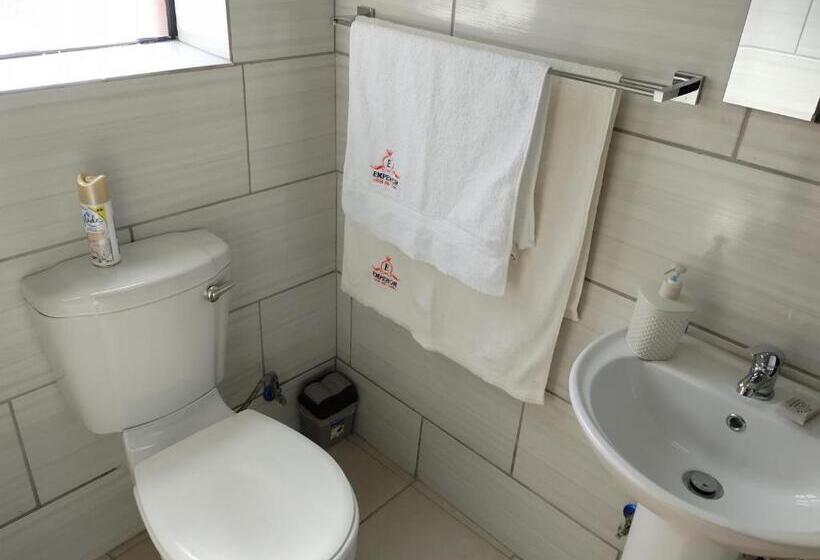 פנסיון Emperor Lodge And Tours