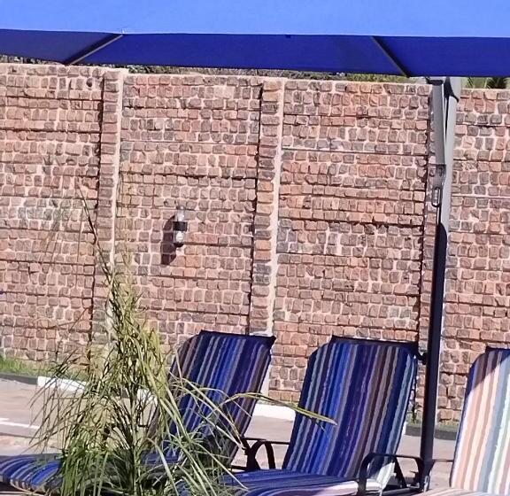 פנסיון Emperor Lodge And Tours