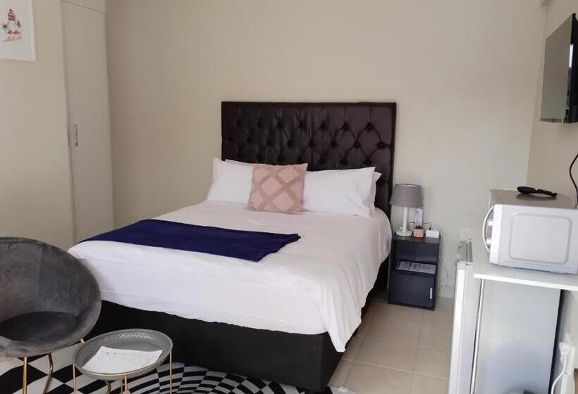 פנסיון Emperor Lodge And Tours