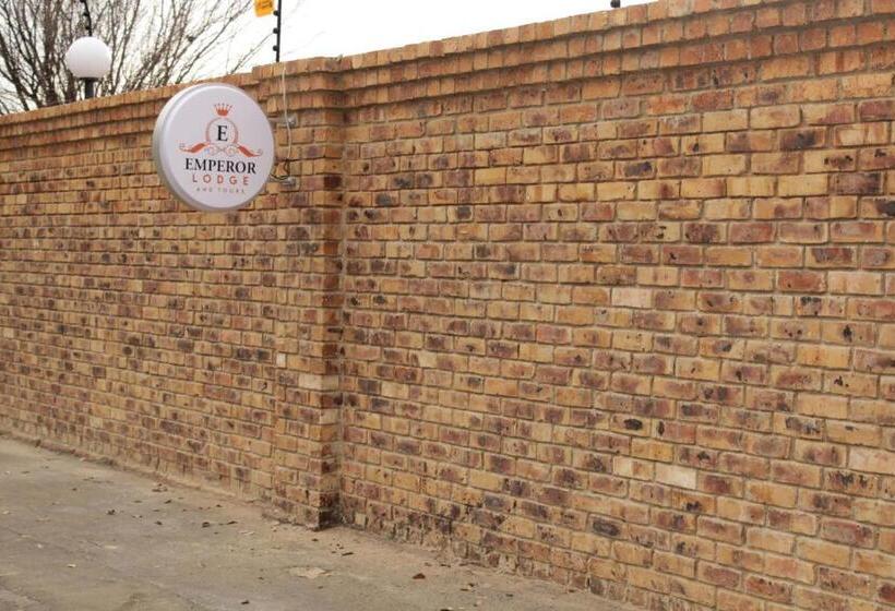 פנסיון Emperor Lodge And Tours