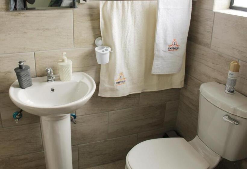 פנסיון Emperor Lodge And Tours