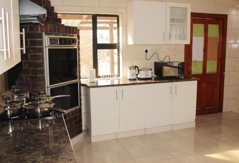 פנסיון Emperor Lodge And Tours