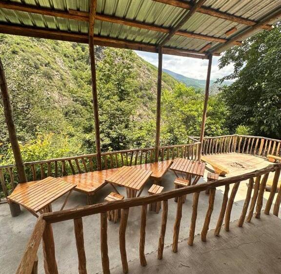 بنسيون Melqonyan S Guest House & Coffee