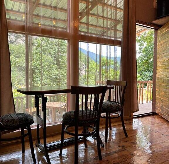 بنسيون Melqonyan S Guest House & Coffee