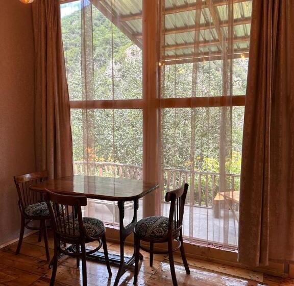 بنسيون Melqonyan S Guest House & Coffee