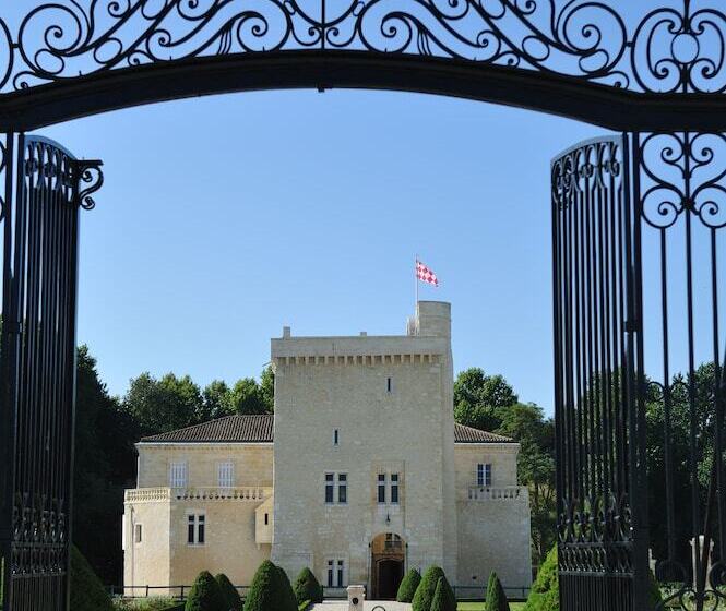 צימר Château La Tour Carnet   B.magrez Luxury Wine Experience